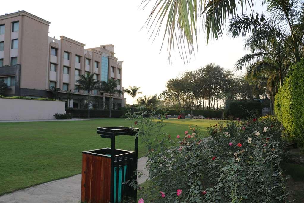 Ramada By Wyndham Varanasi Katesar Chandauli Facilidades foto