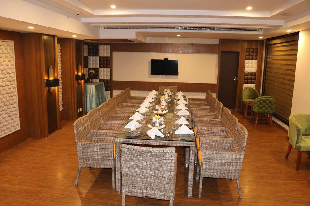 Ramada By Wyndham Varanasi Katesar Chandauli Facilidades foto